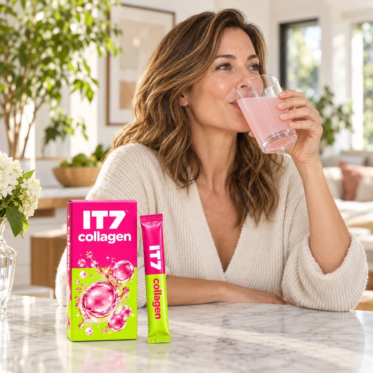 IT7 Collagen — людина п’є напій